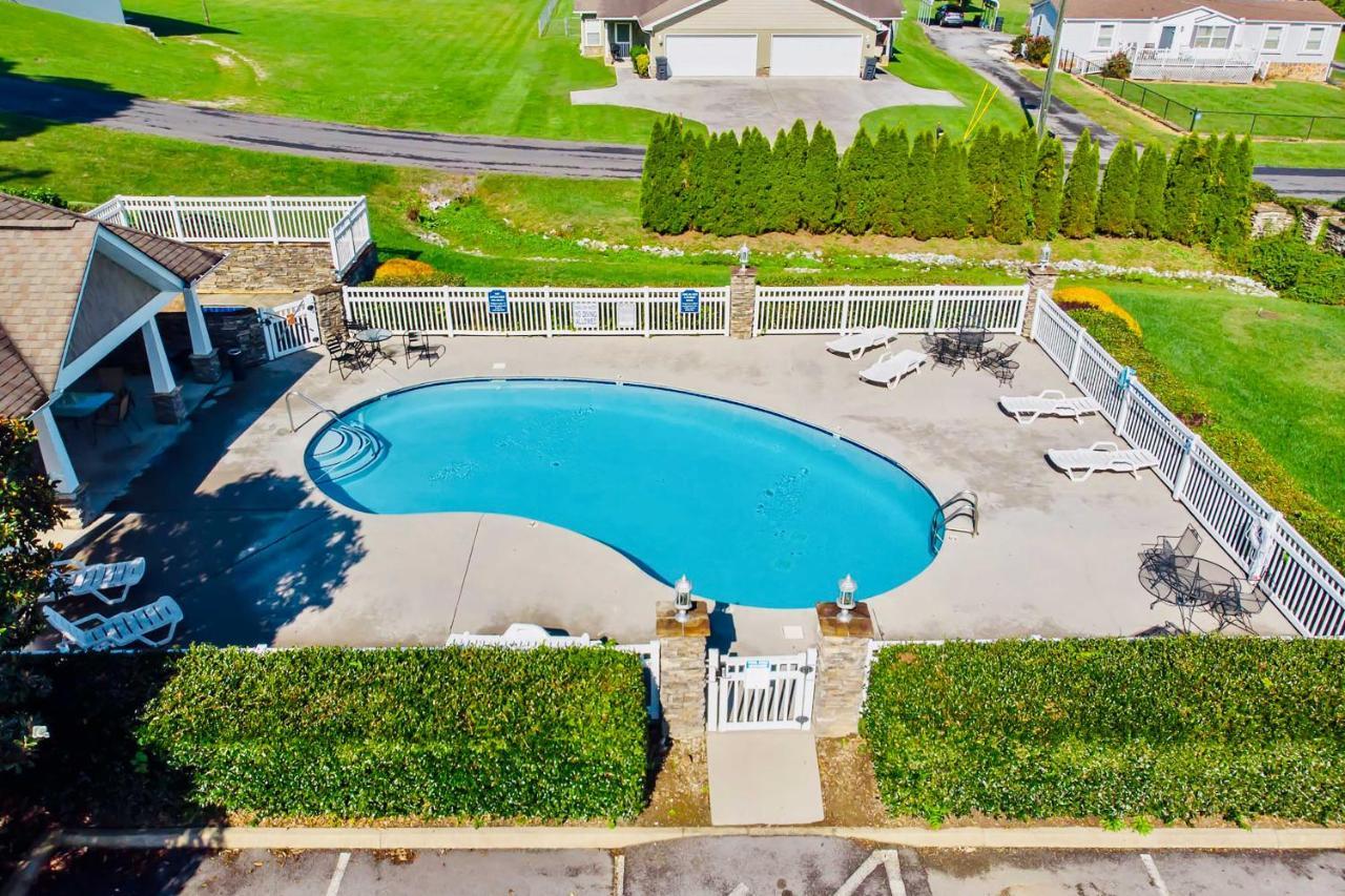 Home With Community Pool - 2 Miles To The Island! Pigeon Forge Exterior photo